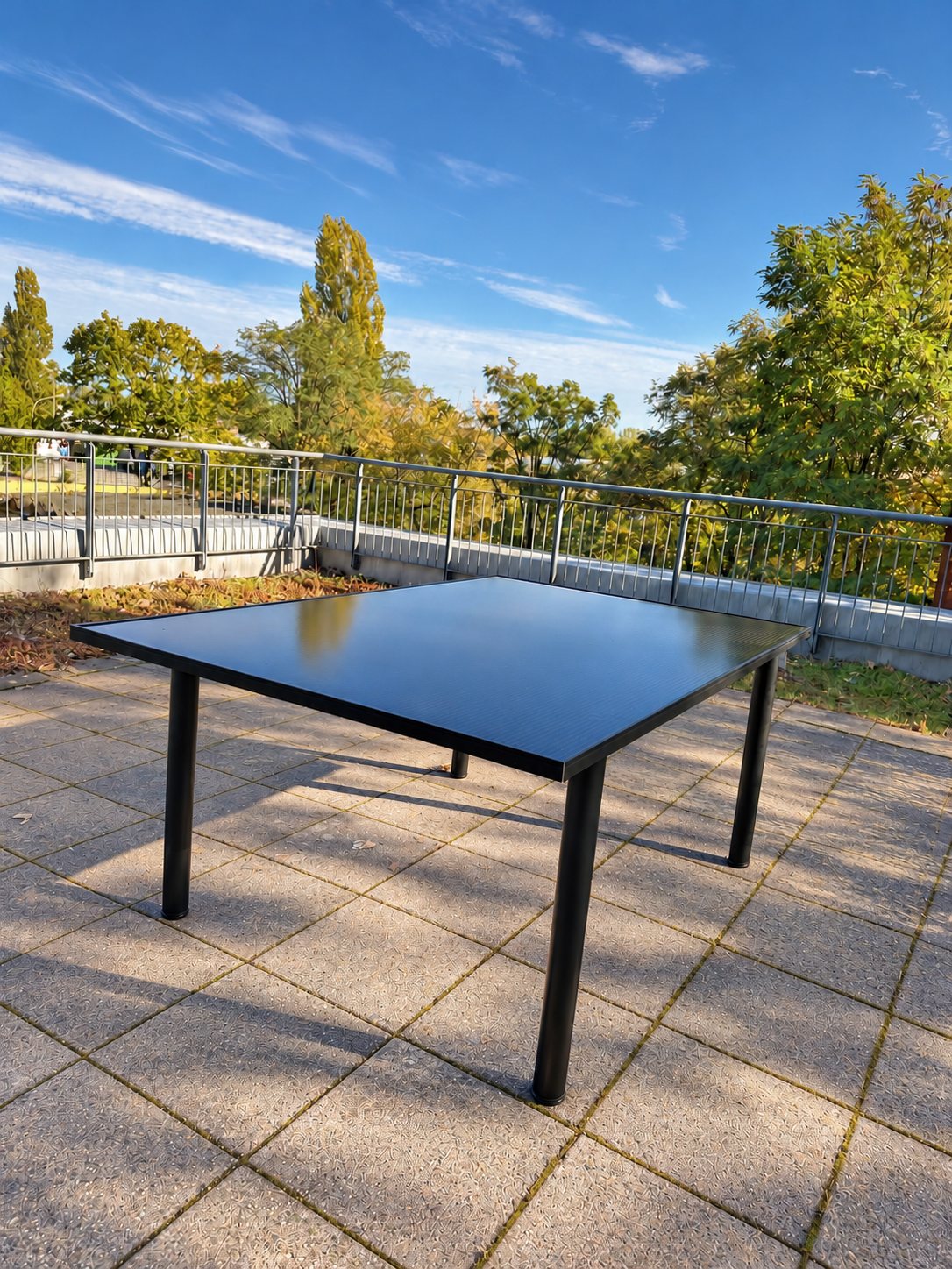Solartisch ST-450 auf einer Dachterrasse in Potsdam
